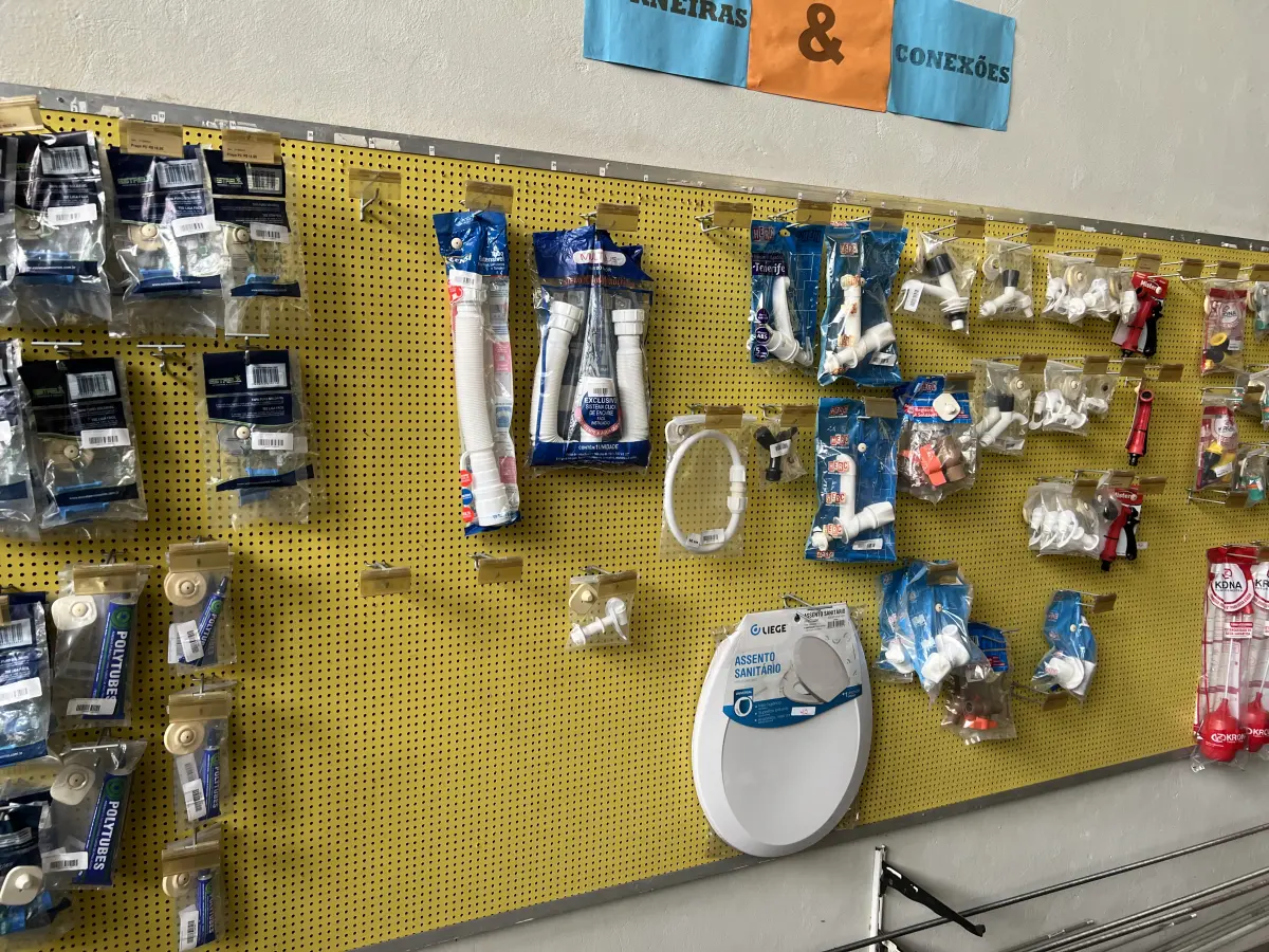 LOTE 042 - Lote com quador mostruario, silicone, linhas de nylon, serrote, martelo, disco de corte, pedra para retificas, regua, tesourão, mostra de modelos de parafusos, pedras de afiar, tampa de vaso, adaptador de mangueira, torneiras, trincha, rolo de pintura, capacetes de epi, oculos. 