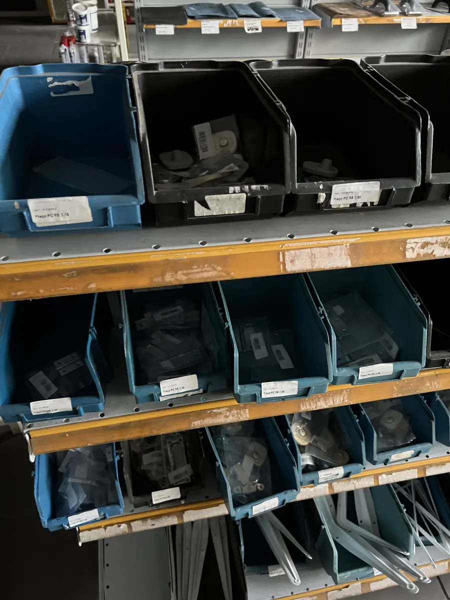 LOTE 024 - Lote com dobradiças, roldanas, mão francesa, puxadores 