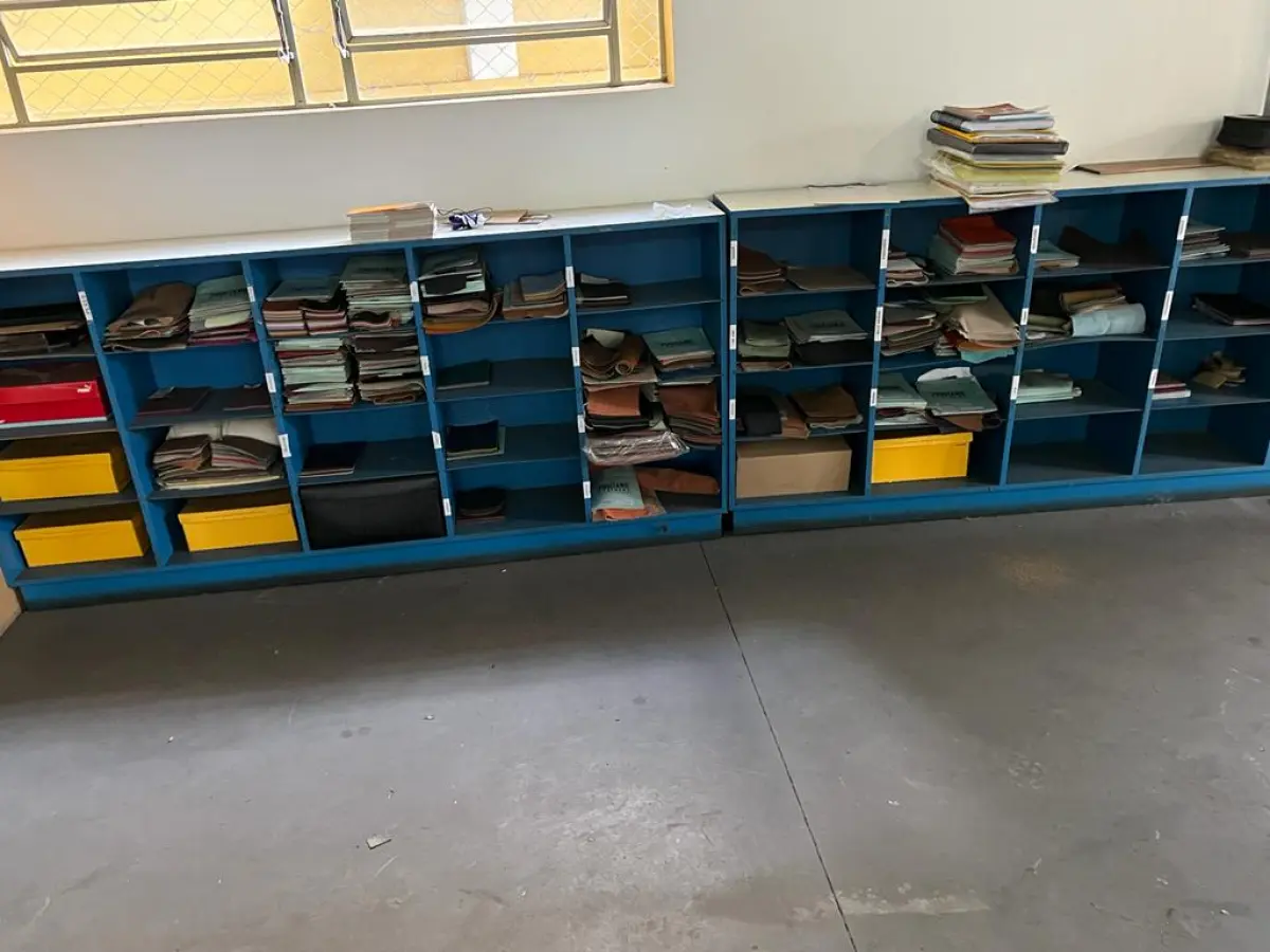 LOTE 017 - armario azul em 2 partes tipo escaninho