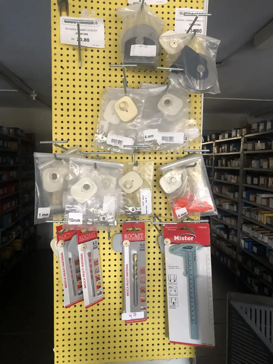 LOTE 047 - Lote com brocas, paquimetro, roldana 