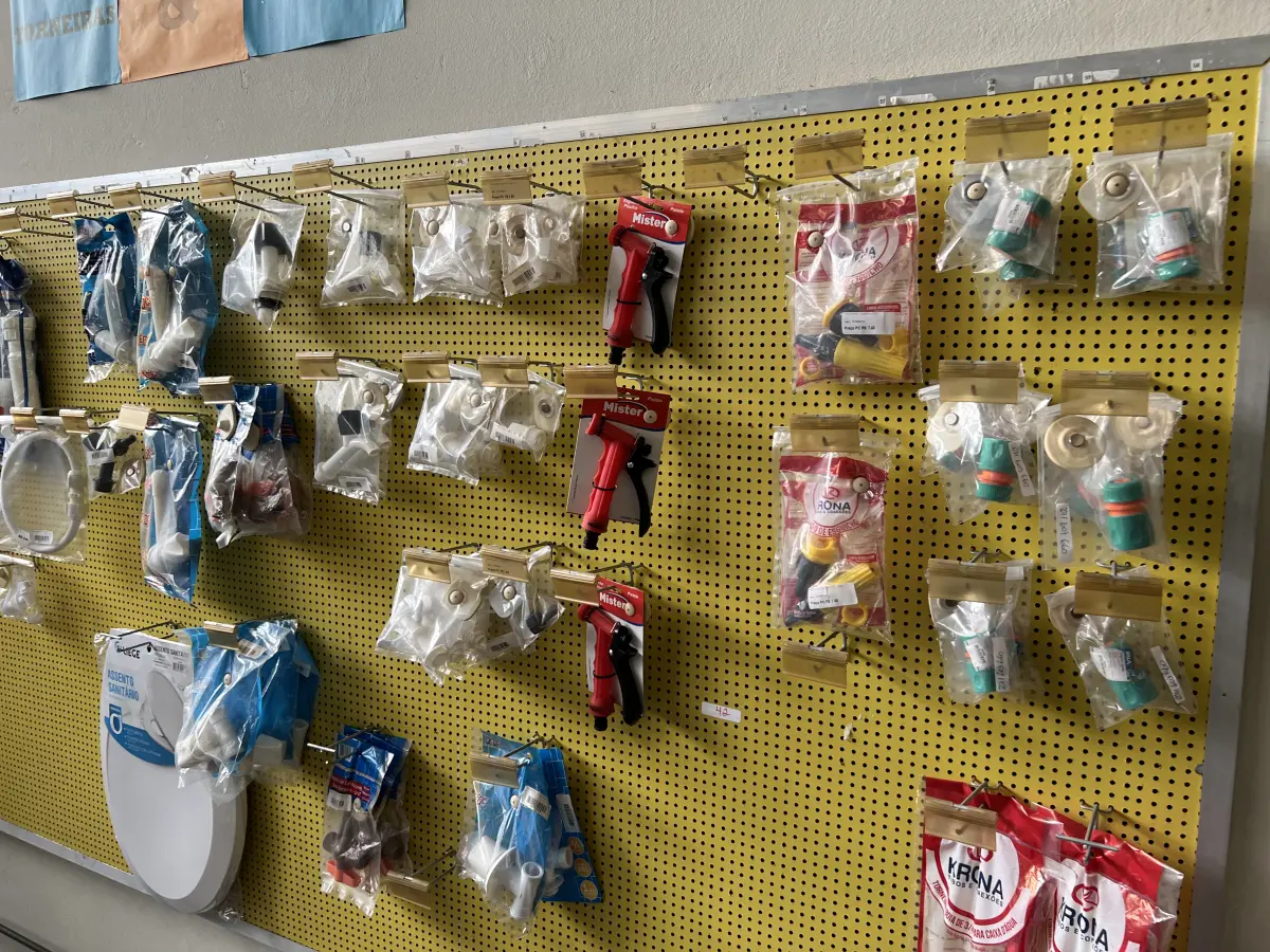 LOTE 042 - Lote com quador mostruario, silicone, linhas de nylon, serrote, martelo, disco de corte, pedra para retificas, regua, tesourão, mostra de modelos de parafusos, pedras de afiar, tampa de vaso, adaptador de mangueira, torneiras, trincha, rolo de pintura, capacetes de epi, oculos. 