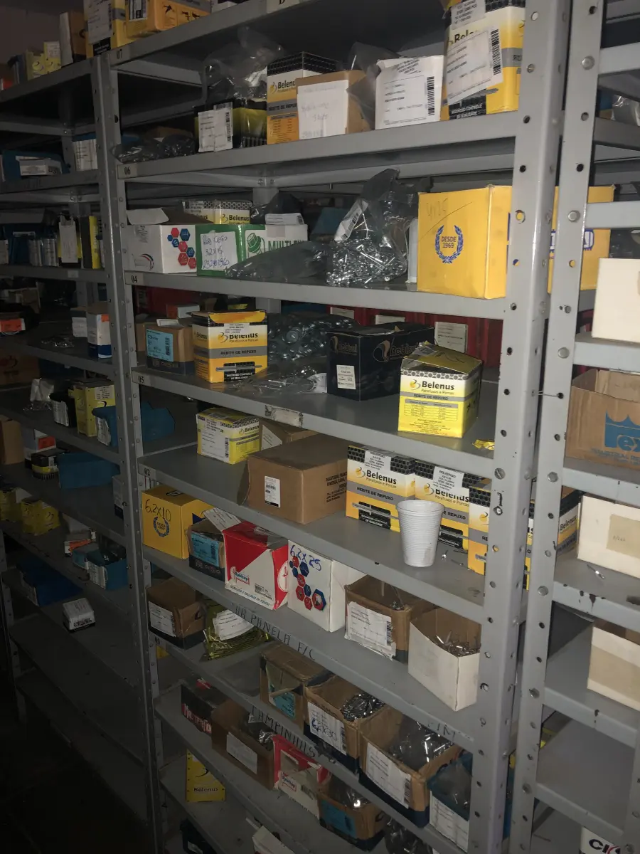 LOTE 063 - Lote com 7 prateleiras e diversos parafuos e arruelas e porcas 