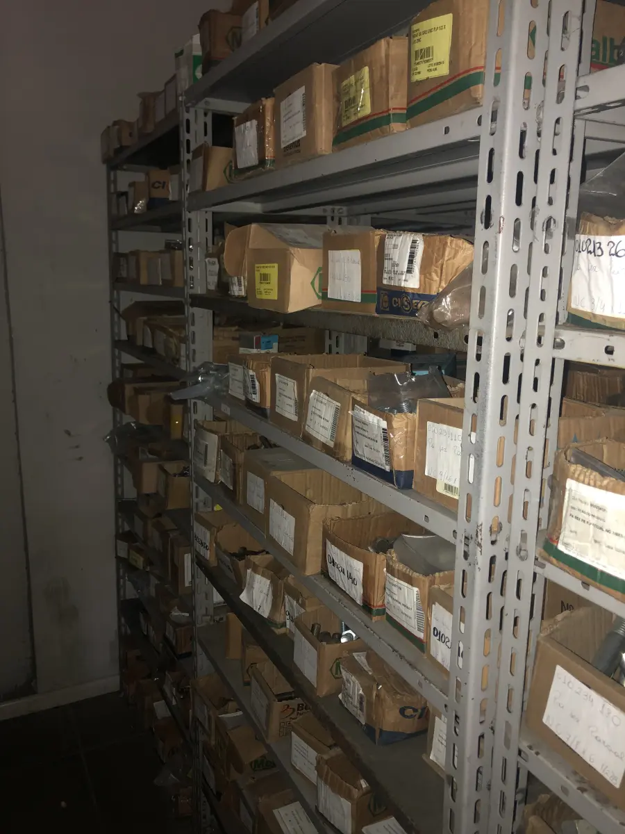 LOTE 067 - Lote com 7 prateleiras e diversos parafuos e arruelas e porcas 