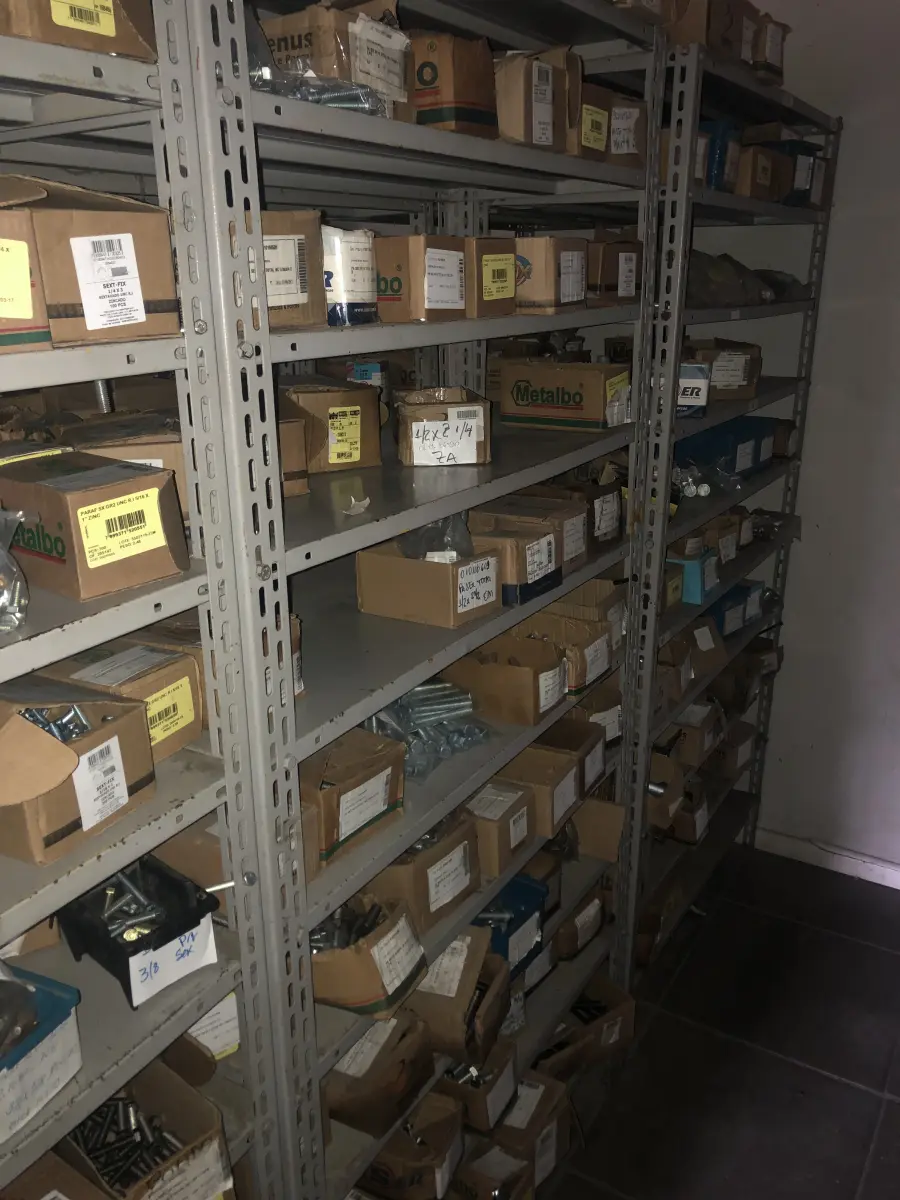 LOTE 067 - Lote com 7 prateleiras e diversos parafuos e arruelas e porcas 