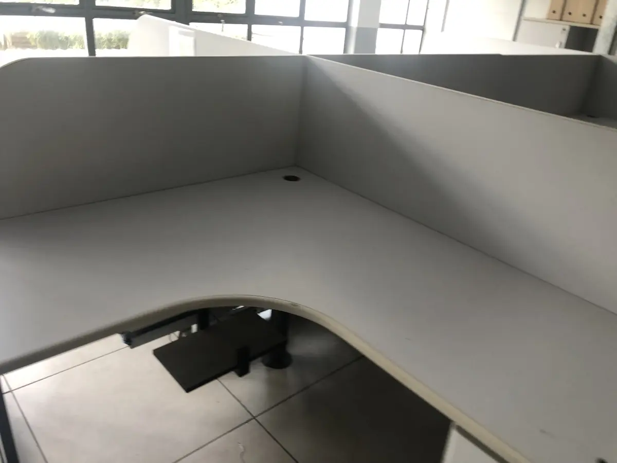 LOTE 081 - Lote com armario 2 portas, armario 2 portas mais prateleira, estação de trabalho com 6 lugares, 2 cadeiras, 2 mesas em L, armario baixo 2 portas, frigobar, reck