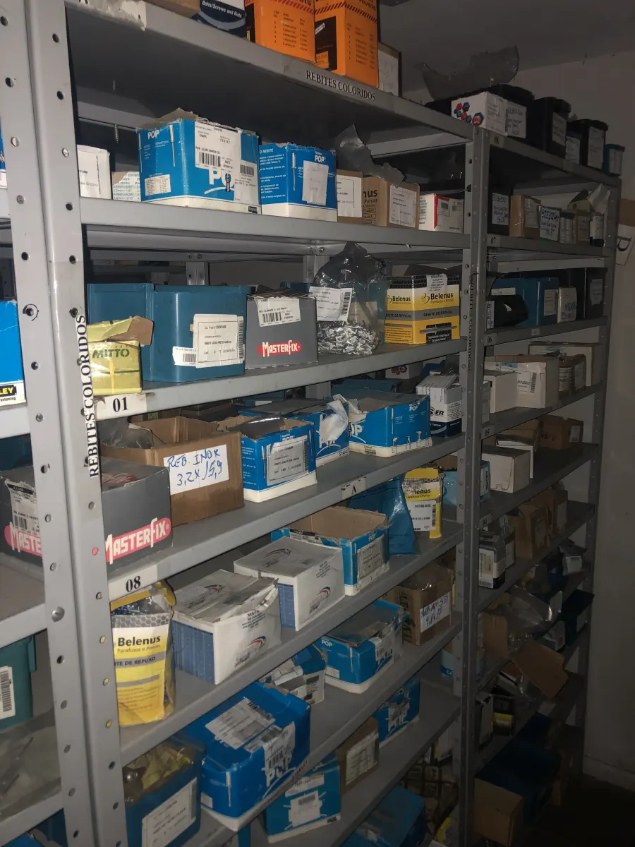 LOTE 062 - Lote com 7 prateleiras e diversos parafuos e arruelas e porcas 