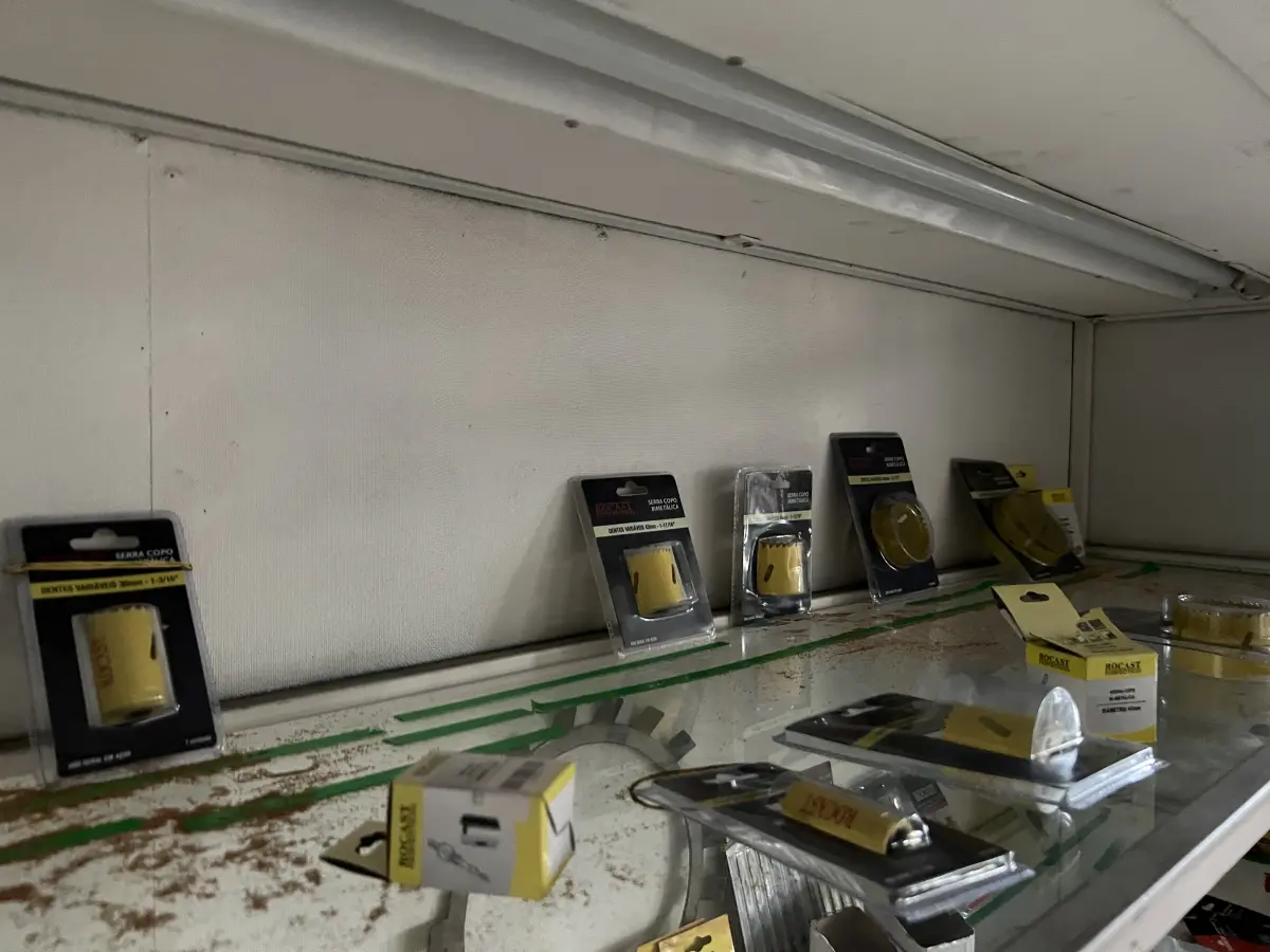 LOTE 039 - Lote com deversas serra copo, lamina estilhete, serra para tico-tico, broca, machos para rosca, brocas, facão, 