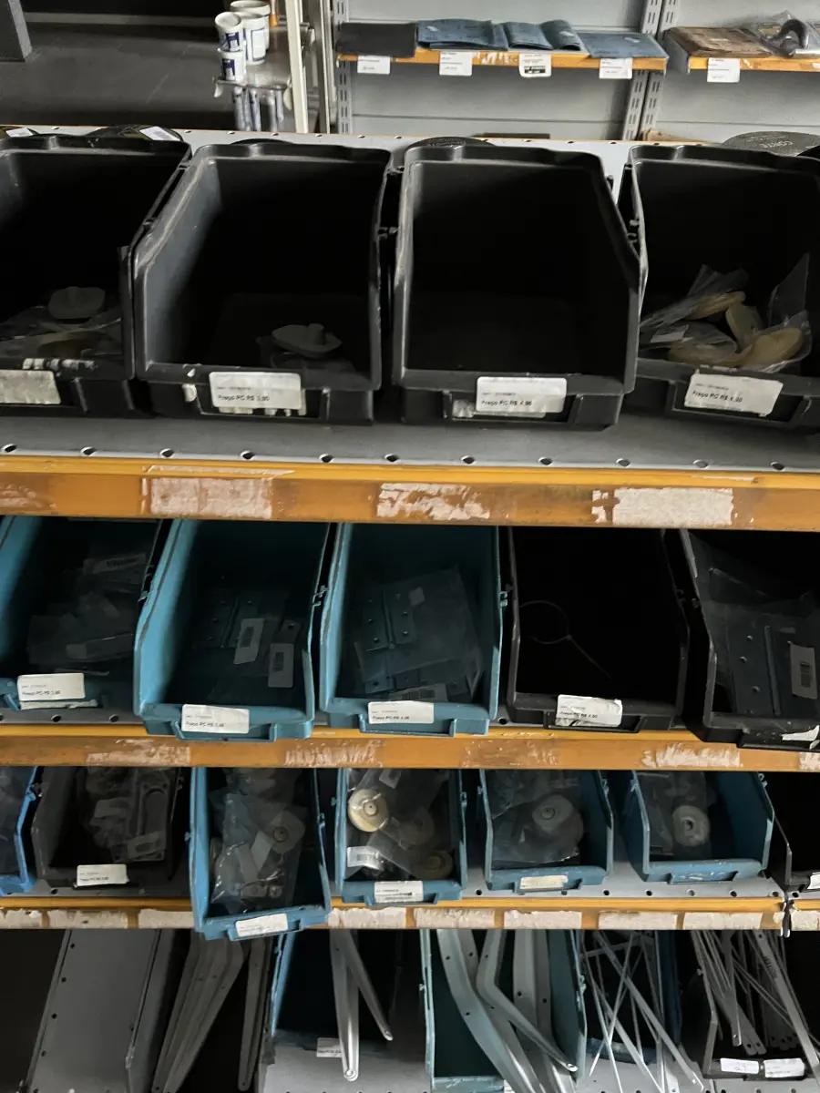 LOTE 024 - Lote com dobradiças, roldanas, mão francesa, puxadores 