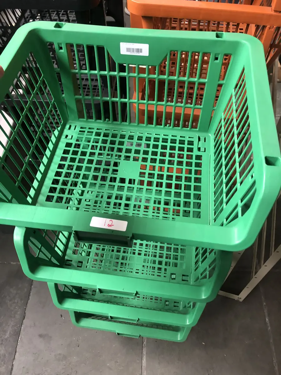 LOTE 012 - lote com estante de plástico verde e laranja e pretas, prateleira para caixas, caixas plásticas para a prateleira, caixas de ferramentas,