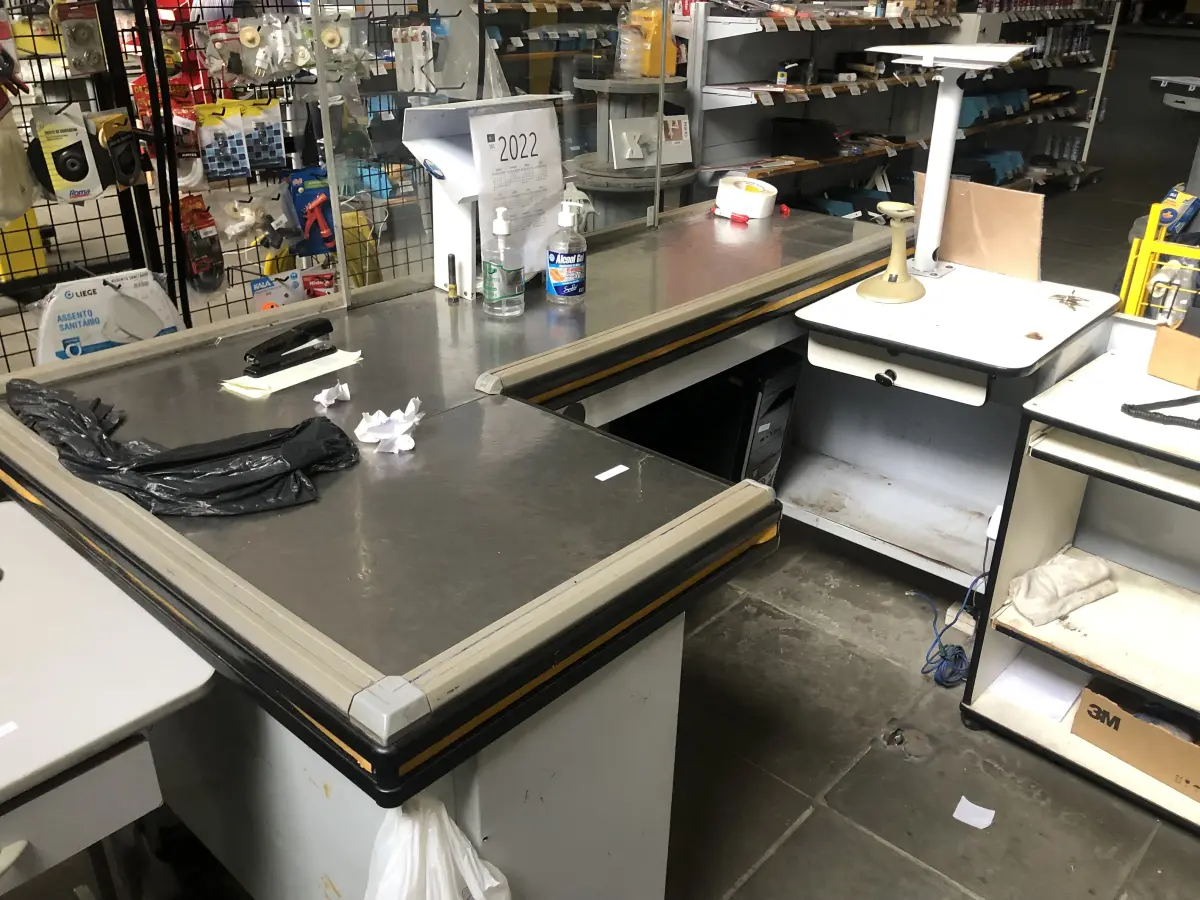 LOTE 004 - Balcão caixa com mesa auxiliar para registradora