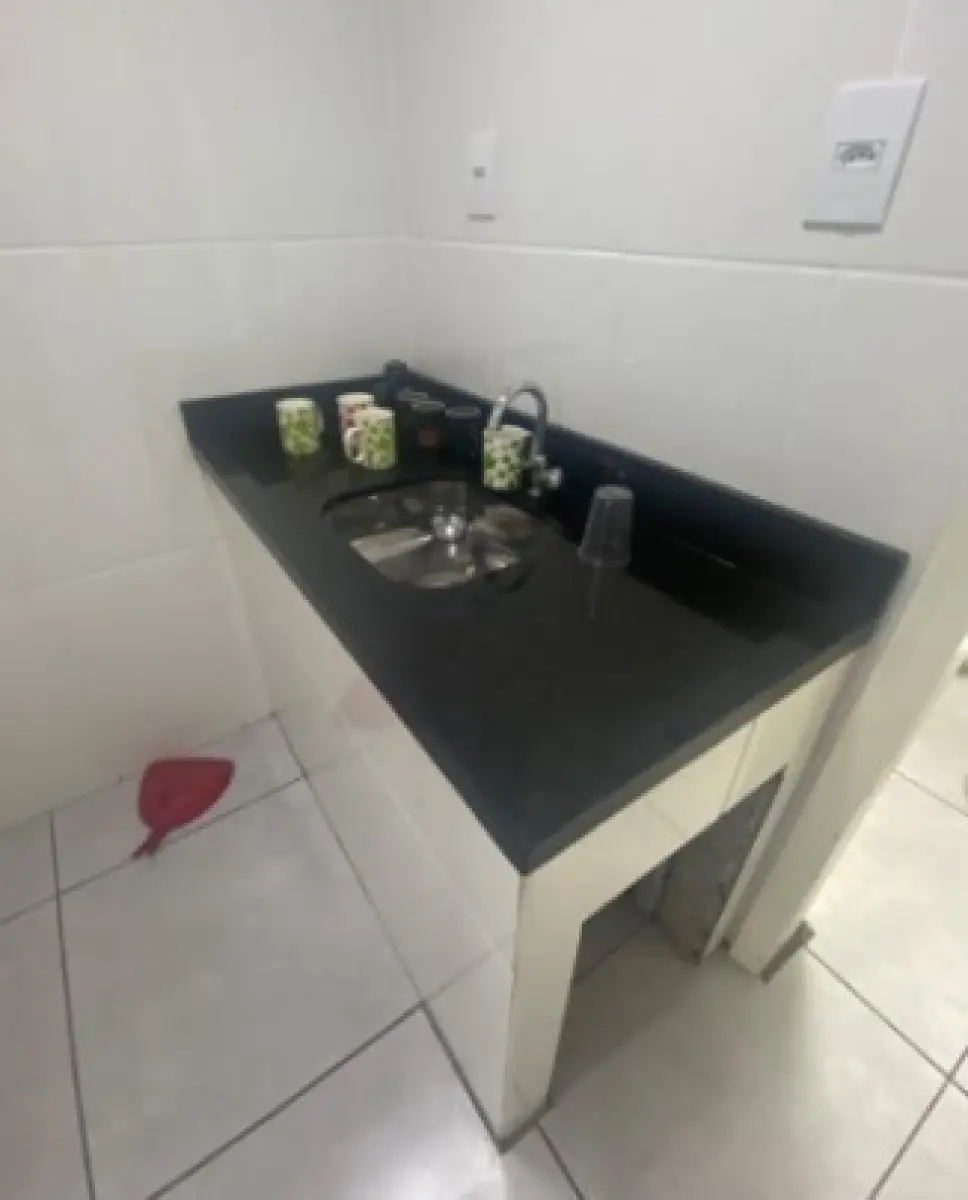 LOTE 042 - 1 tampo em pia de mármore negro