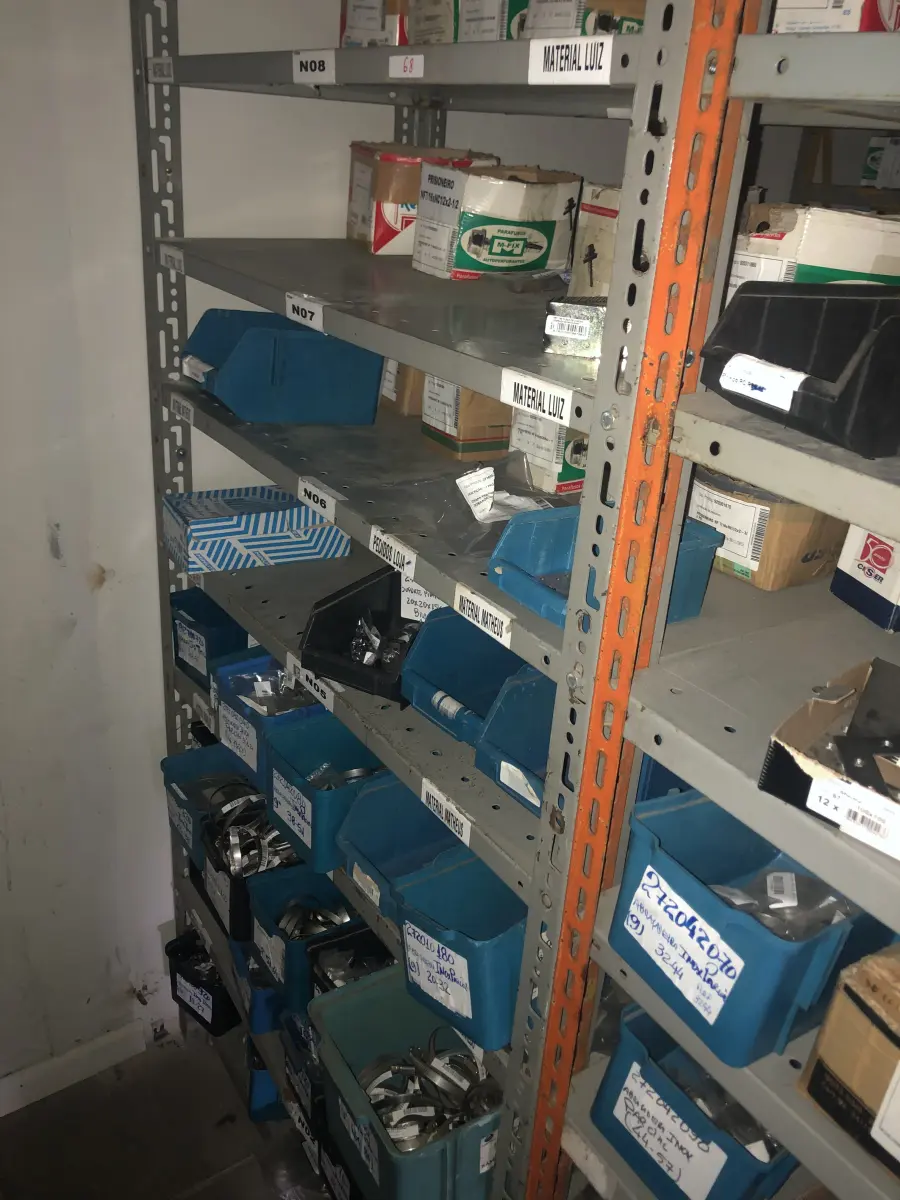 LOTE 068 - Lote com 3 prateleiras e parafusos de diversos modelos 