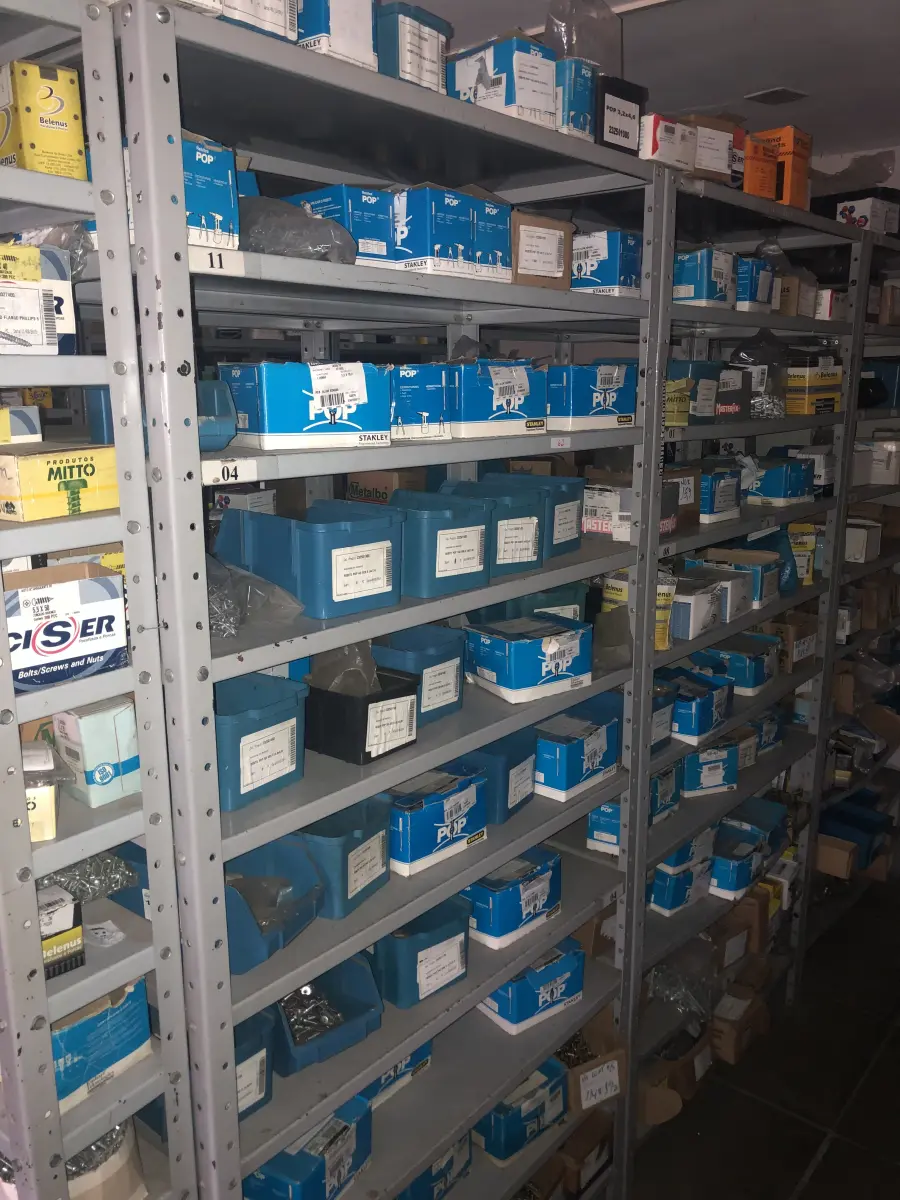 LOTE 062 - Lote com 7 prateleiras e diversos parafuos e arruelas e porcas 