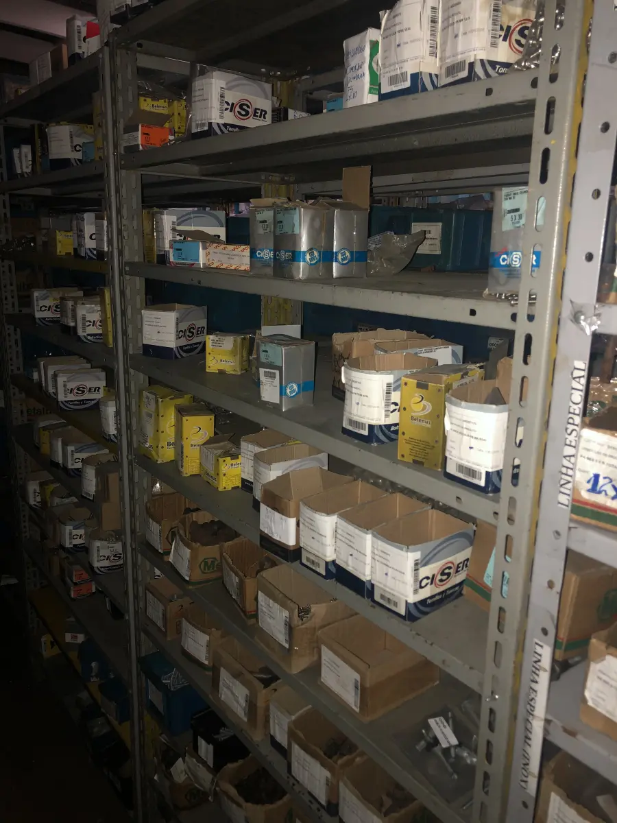 LOTE 071 - Lote com 11 prateleiras e parafusos de diversos modelos 