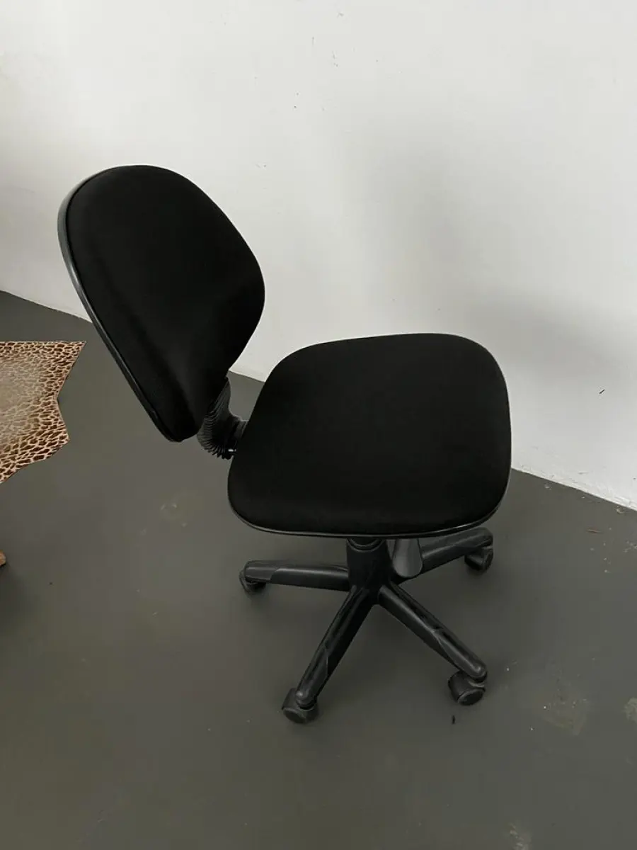 LOTE 037 - cadeira estofada preta