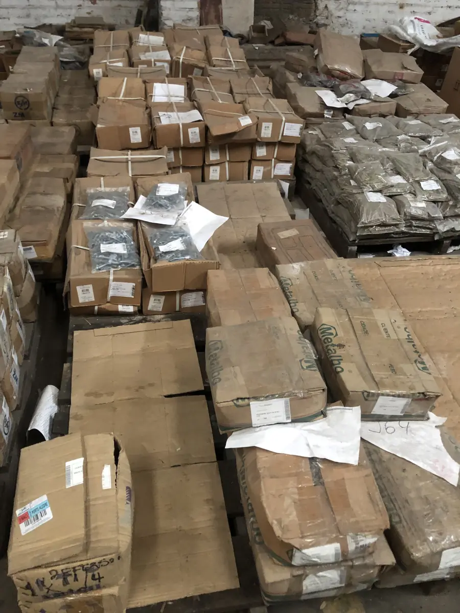 LOTE 001 - Lote com aproximadamente 56 paletes de parafusos, porcas, barras de ferro com rosca, pregos, chapinhas de fixação, aprox. 3.500kg