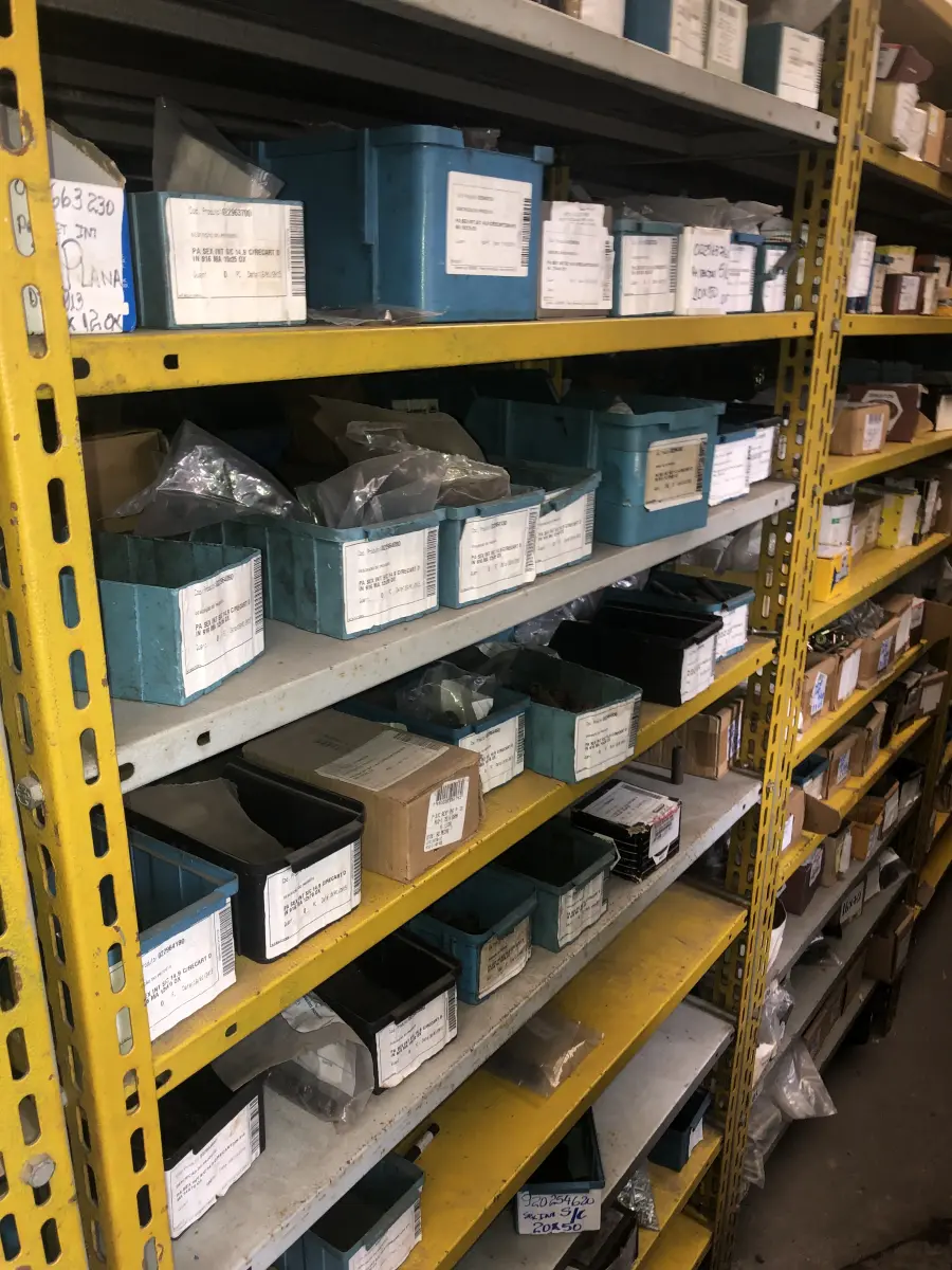 LOTE 074 - Lote com 12 prateleiras e parafusos de diversos modelos 