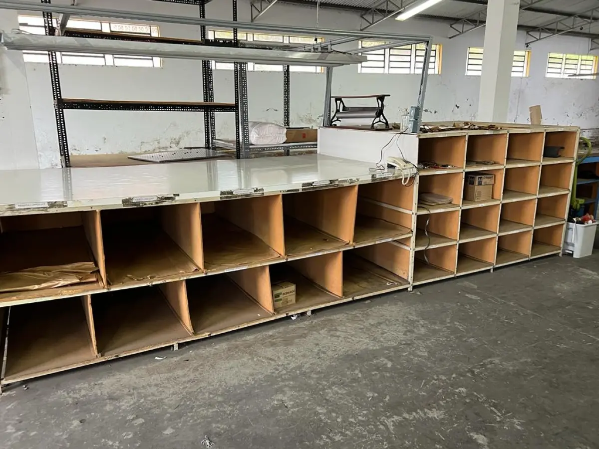 LOTE 006 - movel em madeira tipo escaniho