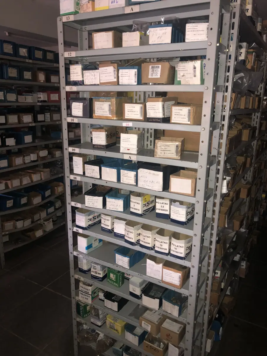 LOTE 066 - Lote com 7 prateleiras e diversos parafuos e arruelas e porcas 