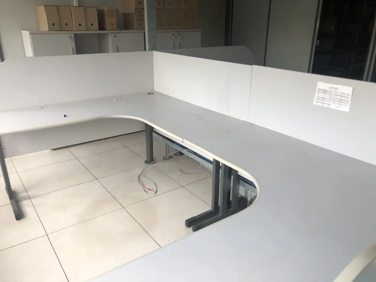 LOTE 081 - Lote com armario 2 portas, armario 2 portas mais prateleira, estação de trabalho com 6 lugares, 2 cadeiras, 2 mesas em L, armario baixo 2 portas, frigobar, reck