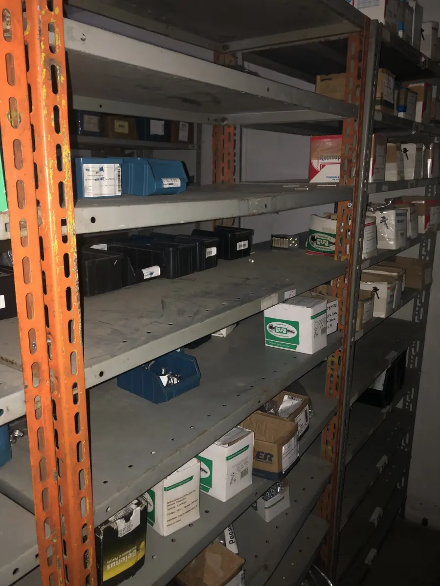 LOTE 068 - Lote com 3 prateleiras e parafusos de diversos modelos 