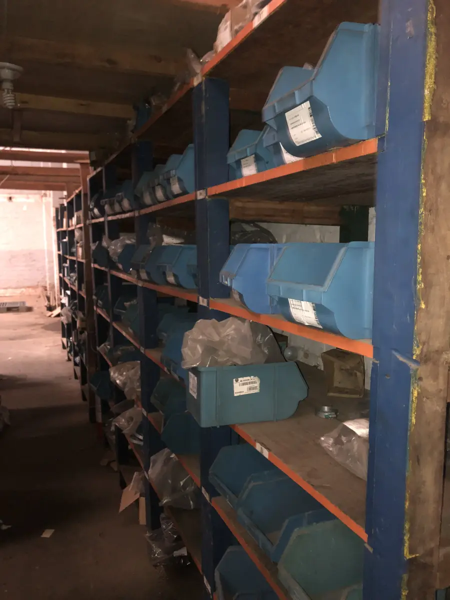 LOTE 001 - Lote grande com prateleiras de madeiras com parafusos, porcas, barras de ferro com rosca, pregos, chapinhas de fixação