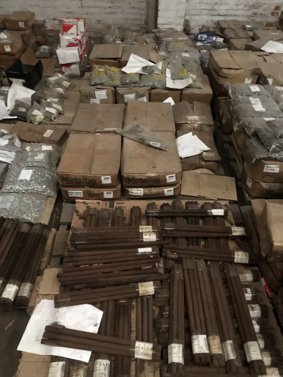LOTE 001 - Lote com aproximadamente 56 paletes de parafusos, porcas, barras de ferro com rosca, pregos, chapinhas de fixação, aprox. 3.500kg