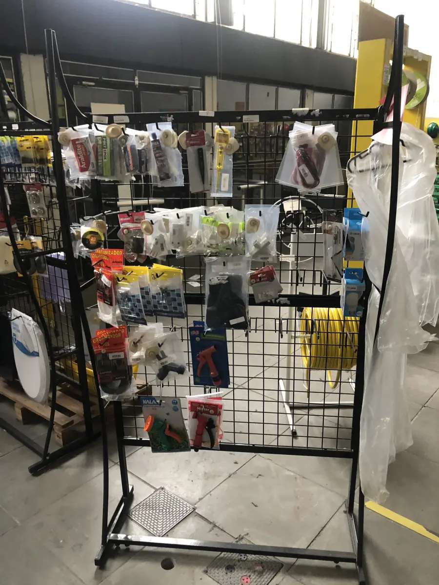 LOTE 008 - Lote com chave teste, massa de calafetar, T, luvas, fita isolante, organizador, lampadas, capas de chuva descartaveis