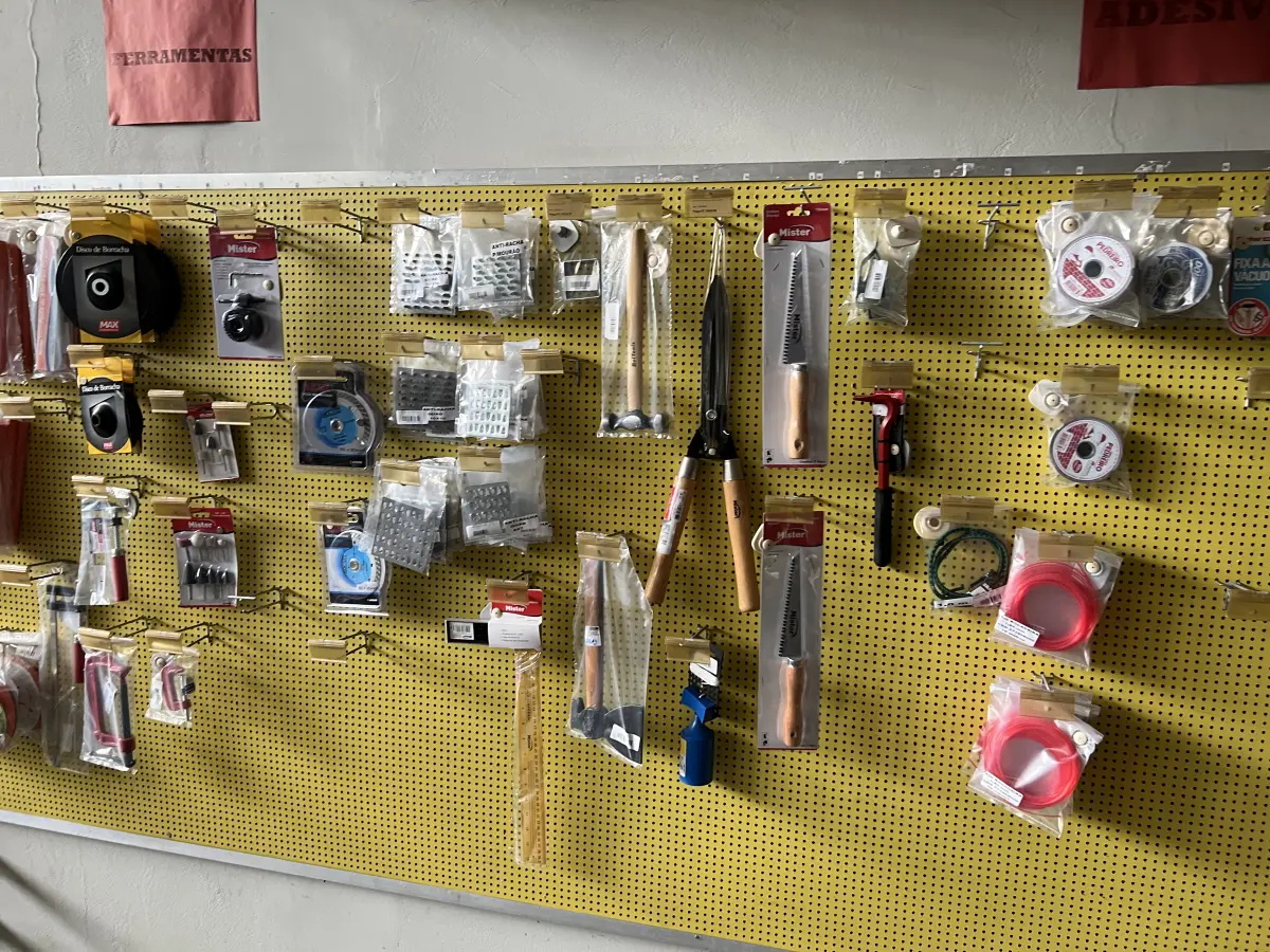 LOTE 042 - Lote com quador mostruario, silicone, linhas de nylon, serrote, martelo, disco de corte, pedra para retificas, regua, tesourão, mostra de modelos de parafusos, pedras de afiar, tampa de vaso, adaptador de mangueira, torneiras, trincha, rolo de pintura, capacetes de epi, oculos. 