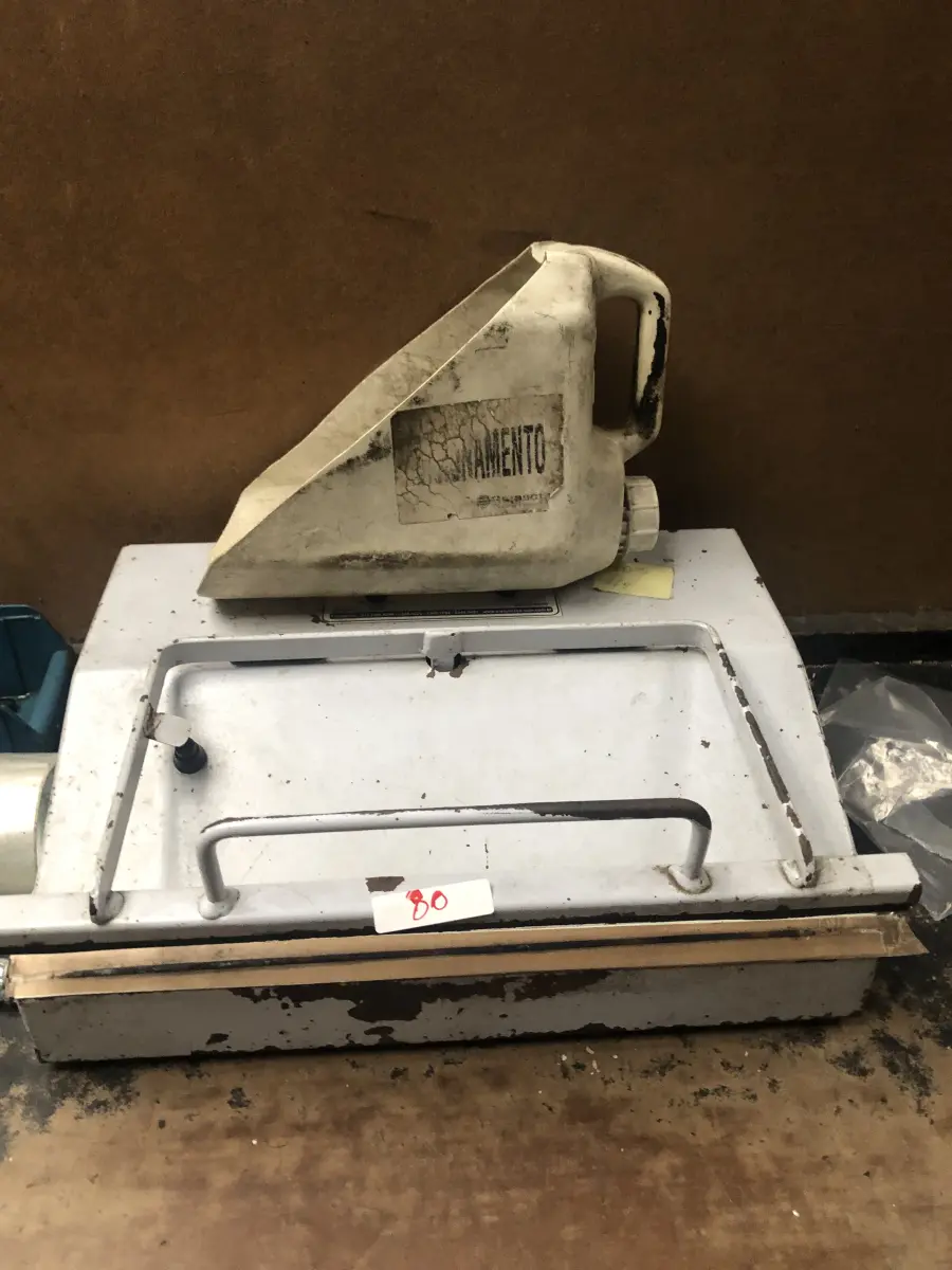 LOTE 080 - Maquina de colar saco 