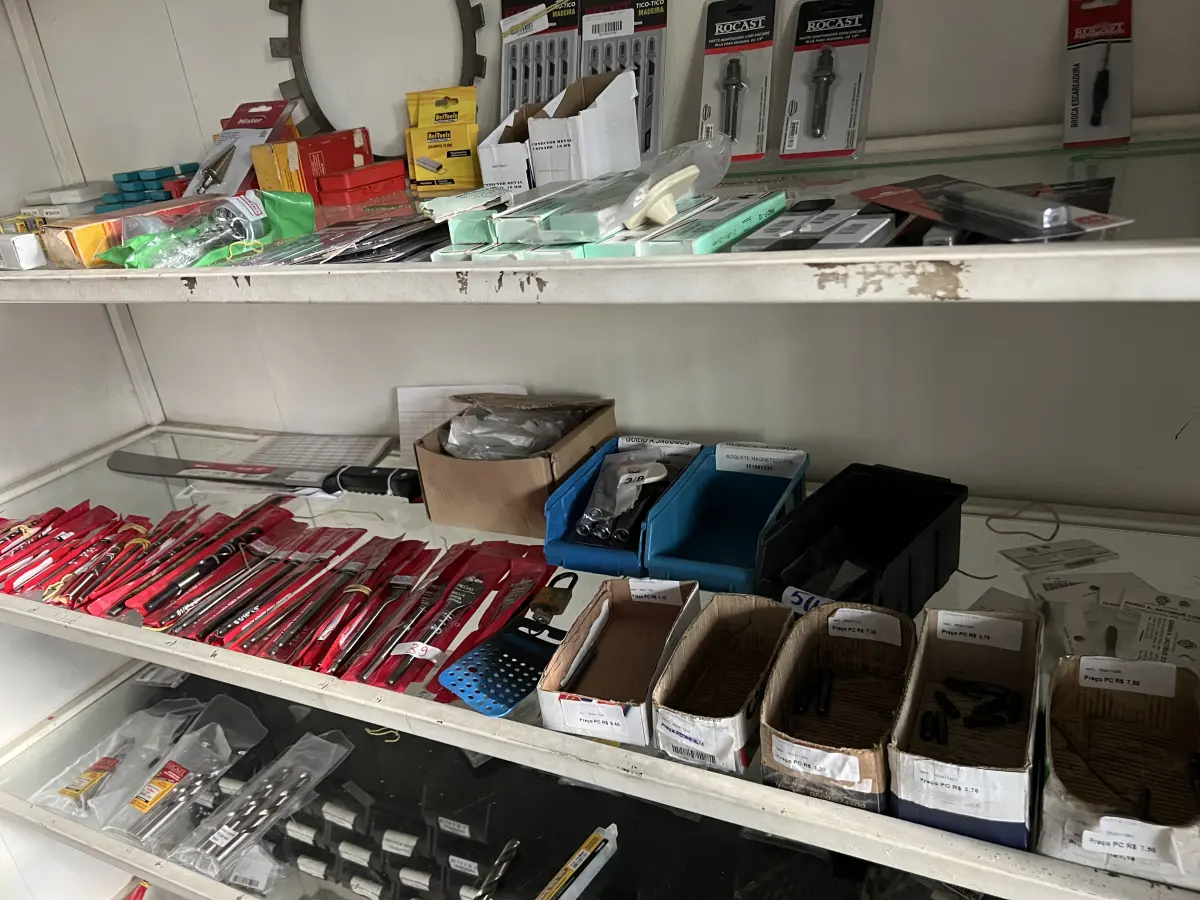 LOTE 039 - Lote com deversas serra copo, lamina estilhete, serra para tico-tico, broca, machos para rosca, brocas, facão, 