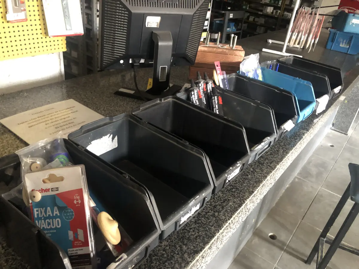 LOTE 046 - Lote de caixa com durepox, grafite em pó, adesivo para juntas, fixa a vácuo, 