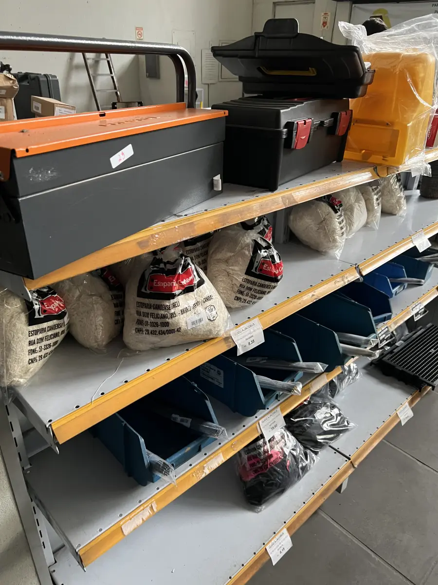 LOTE 029 - Caixa de ferramentas de metal, caixa de plastico, caixa de correio, sacos de estopas, eletrodos, retalho de panos, porta eletrodo, garra negativa