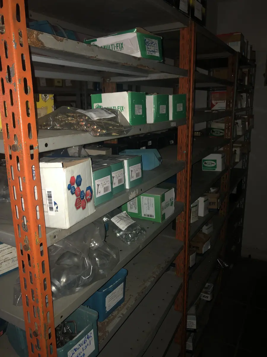 LOTE 068 - Lote com 3 prateleiras e parafusos de diversos modelos 