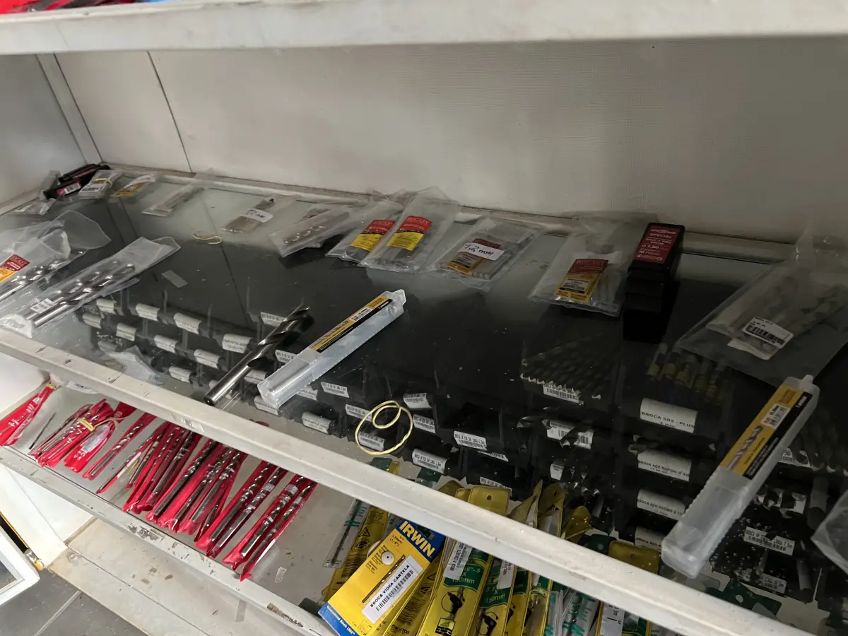 LOTE 039 - Lote com deversas serra copo, lamina estilhete, serra para tico-tico, broca, machos para rosca, brocas, facão, 