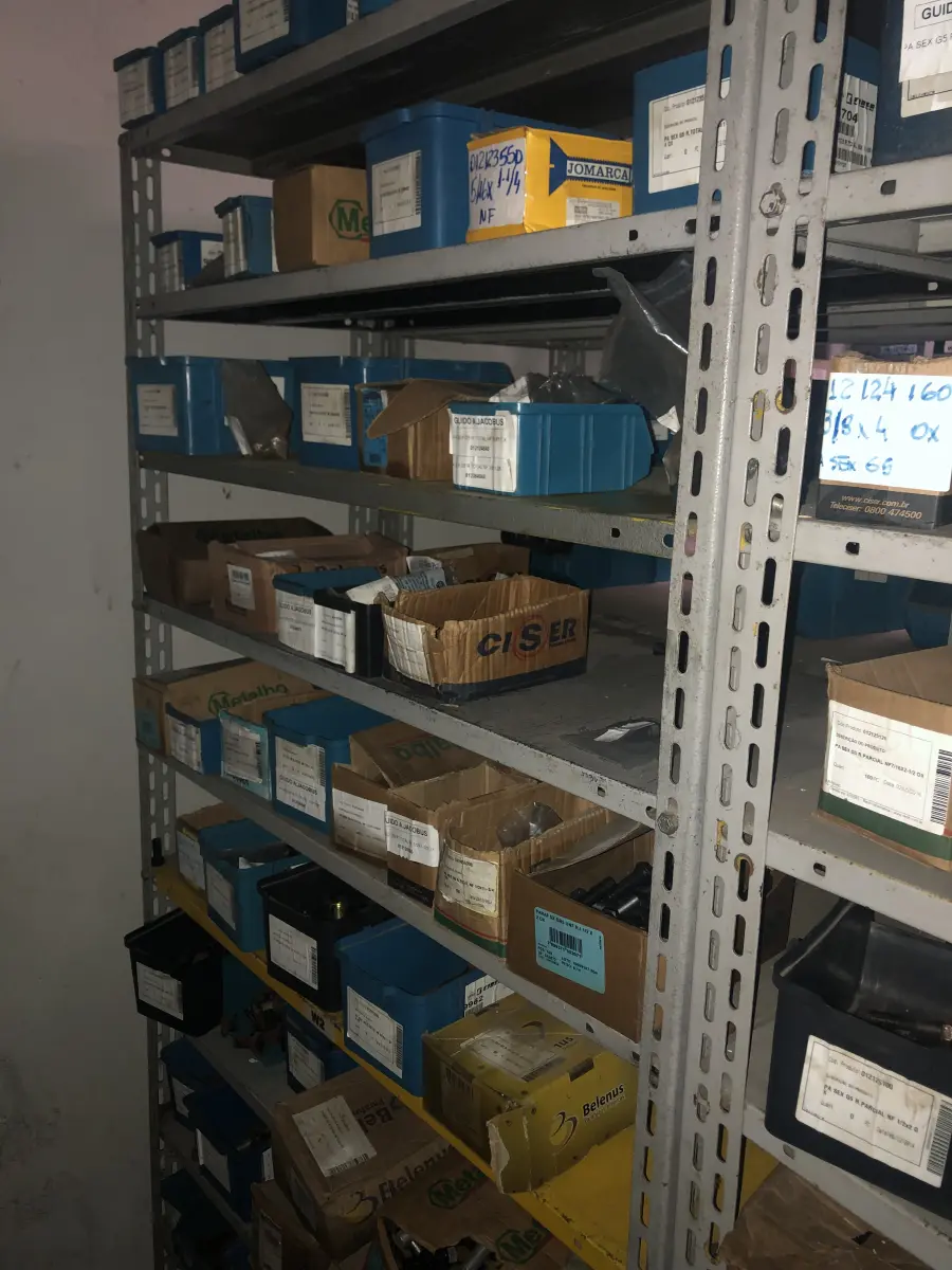 LOTE 071 - Lote com 11 prateleiras e parafusos de diversos modelos 