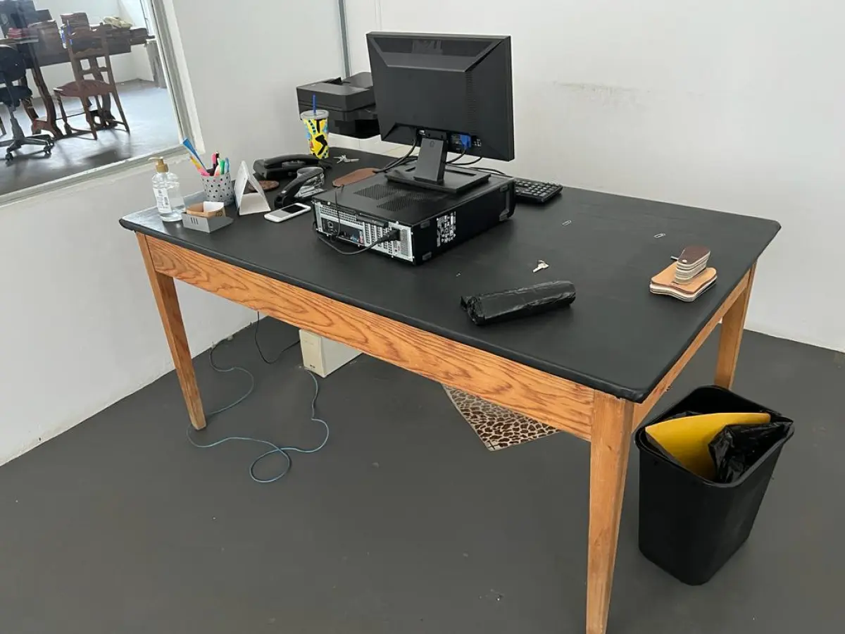 LOTE 036 - mesa em madeira com tampo preto