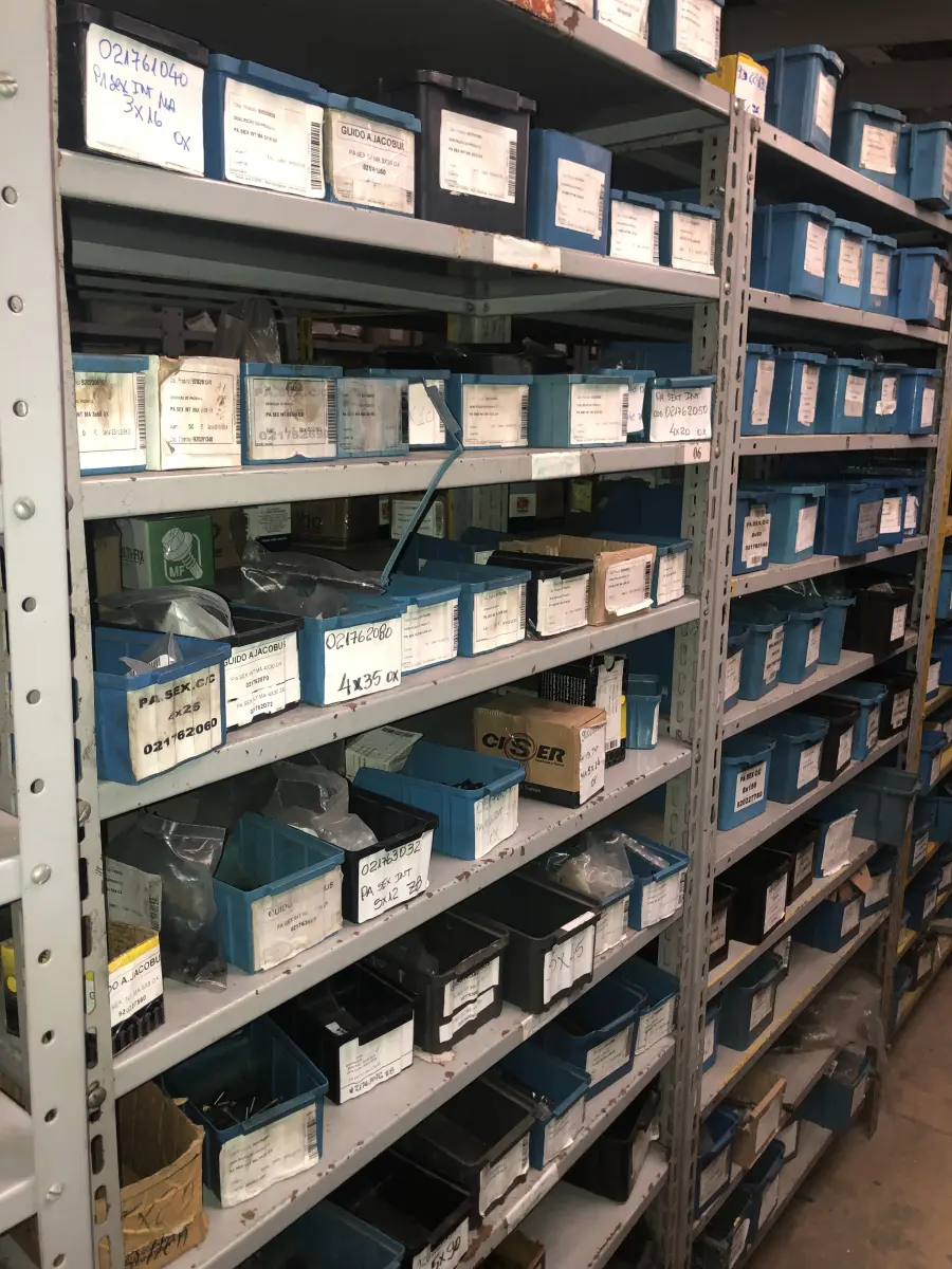 LOTE 071 - Lote com 11 prateleiras e parafusos de diversos modelos 