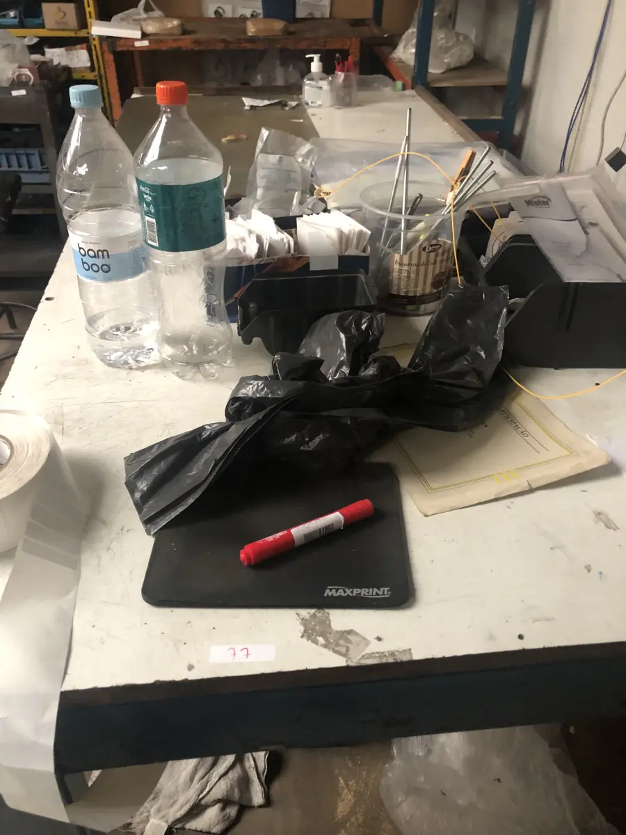 LOTE 077 - Lote com 2 mesas, 2 cadeiras altas,  