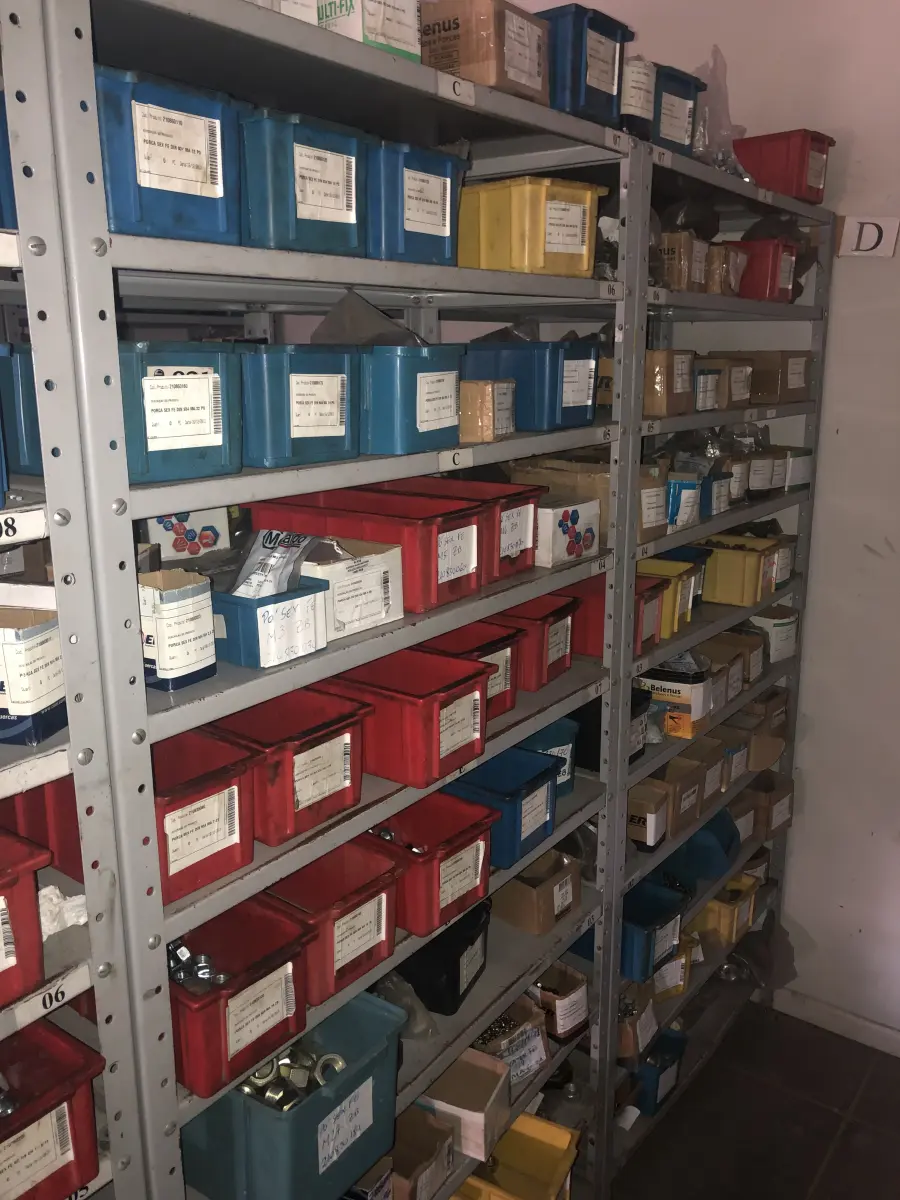 LOTE 064 - Lote com 7 prateleiras e diversos parafuos e arruelas e porcas 