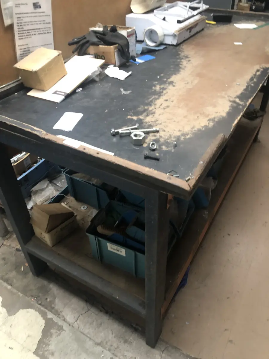 LOTE 077 - Lote com 2 mesas, 2 cadeiras altas,  