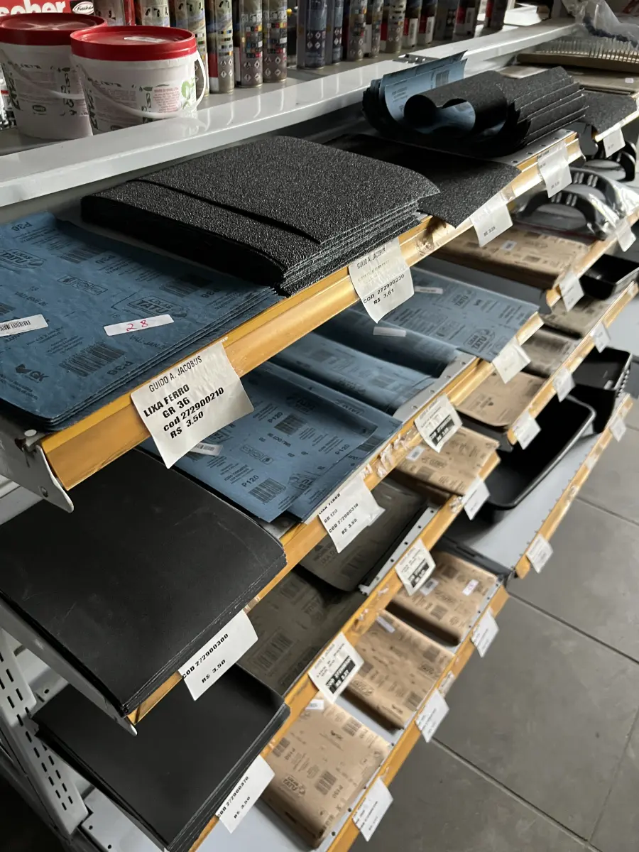 LOTE 028 - Lote com lixas diversos grãos, espatula, bacia para rolo de tinta, escova de aço 