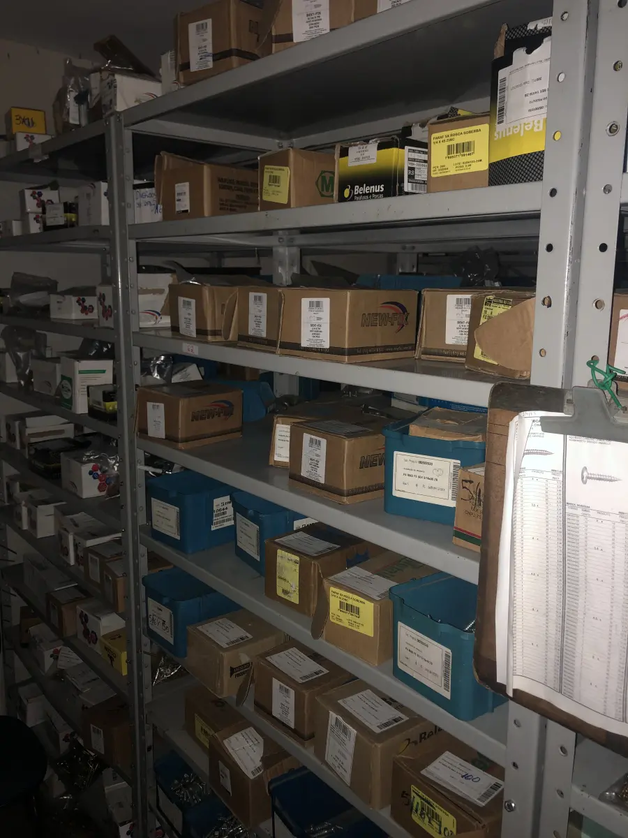 LOTE 062 - Lote com 7 prateleiras e diversos parafuos e arruelas e porcas 