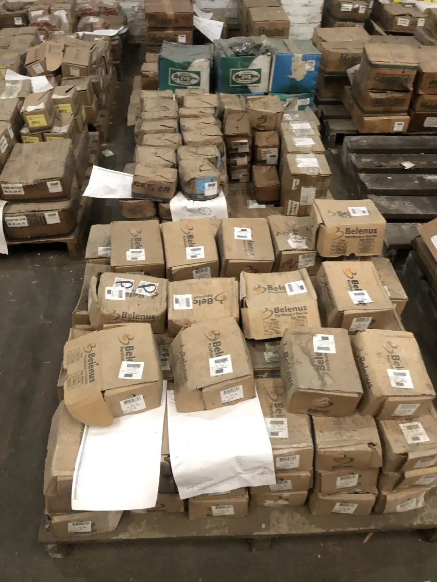 LOTE 001 - Lote com aproximadamente 56 paletes de parafusos, porcas, barras de ferro com rosca, pregos, chapinhas de fixação, aprox. 3.500kg