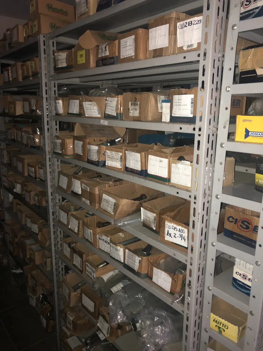 LOTE 067 - Lote com 7 prateleiras e diversos parafuos e arruelas e porcas 