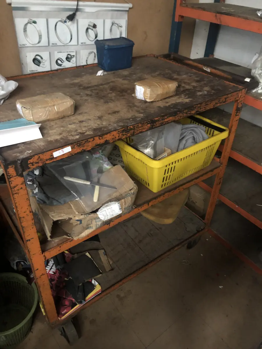 LOTE 078 - Lote com 2 prateleiras com parafusos, 2 carrinhos de com parafusos e prateleira 