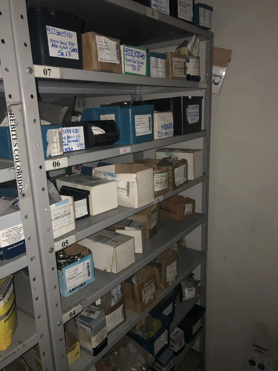 LOTE 062 - Lote com 7 prateleiras e diversos parafuos e arruelas e porcas 