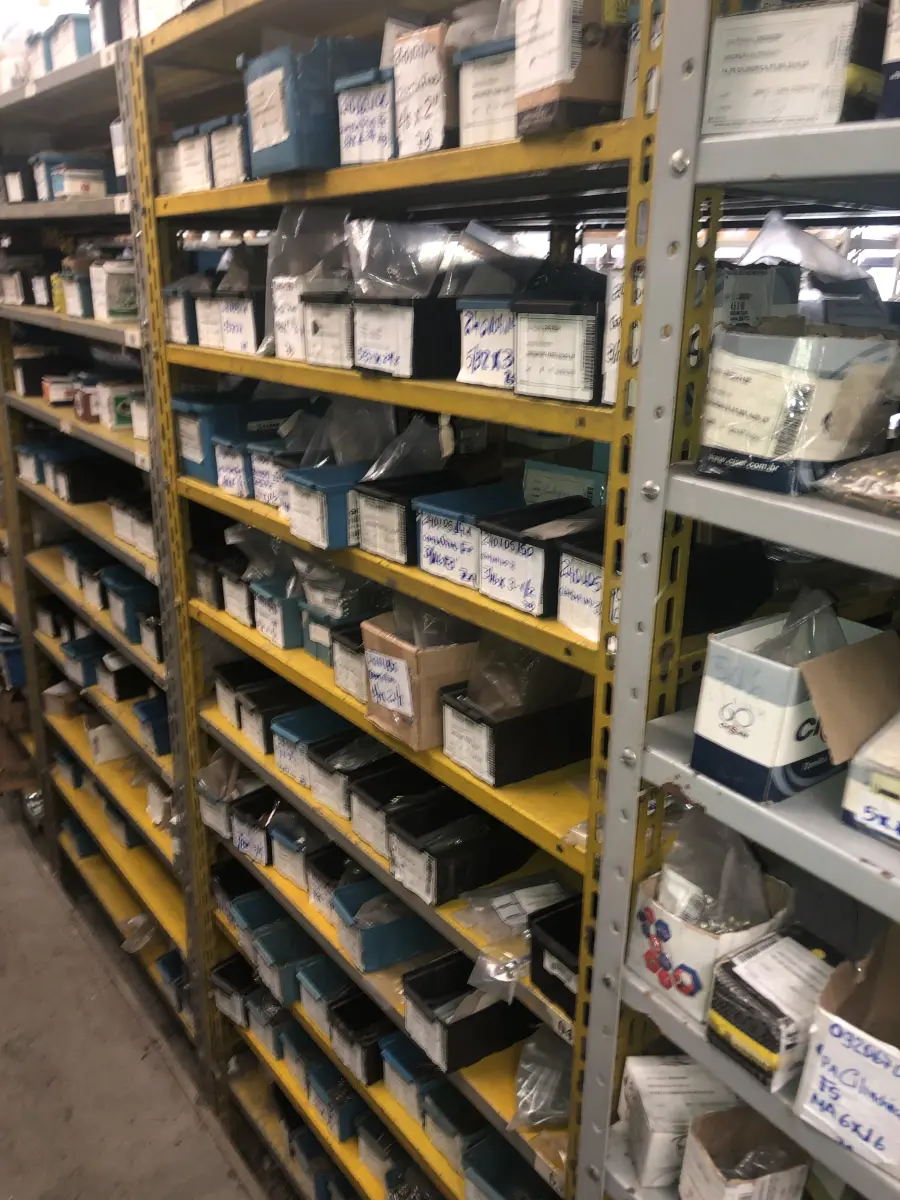 LOTE 074 - Lote com 12 prateleiras e parafusos de diversos modelos 