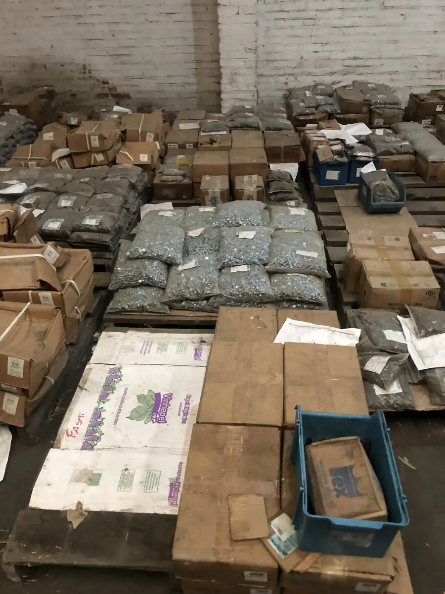 LOTE 001 - Lote com aproximadamente 56 paletes de parafusos, porcas, barras de ferro com rosca, pregos, chapinhas de fixação, aprox. 3.500kg