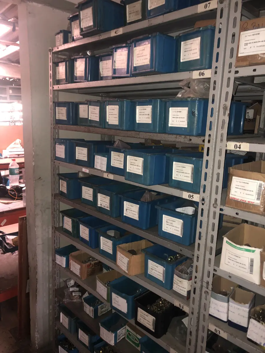 LOTE 066 - Lote com 7 prateleiras e diversos parafuos e arruelas e porcas 